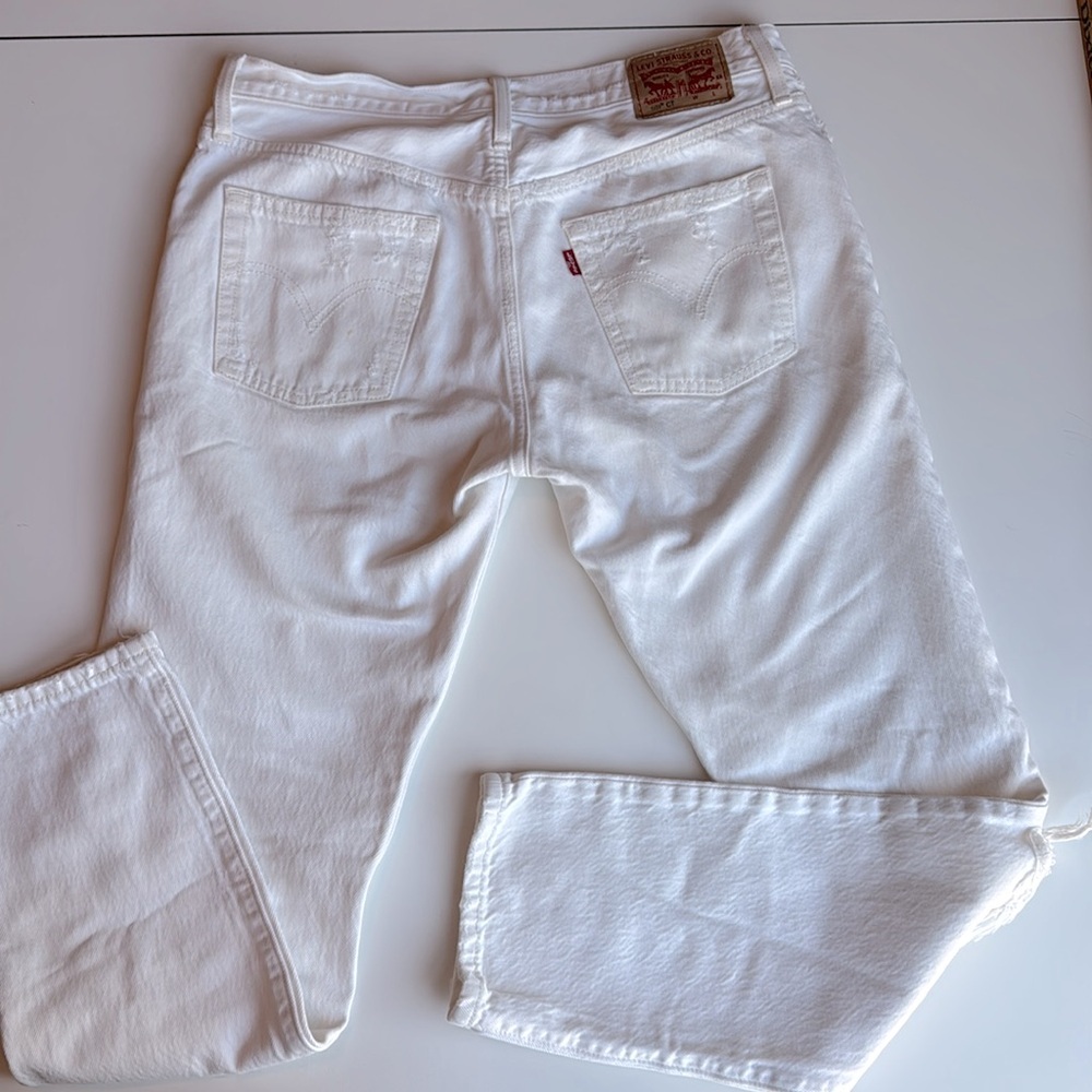 Levi's Customized and Tapered White Distressed jeans - Picture 5 of 11